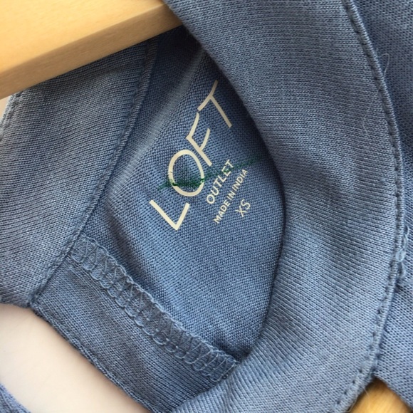 Loft Outlet Blue V-Neck Sleeveless Blouse Top NWT - Picture 3 of 4